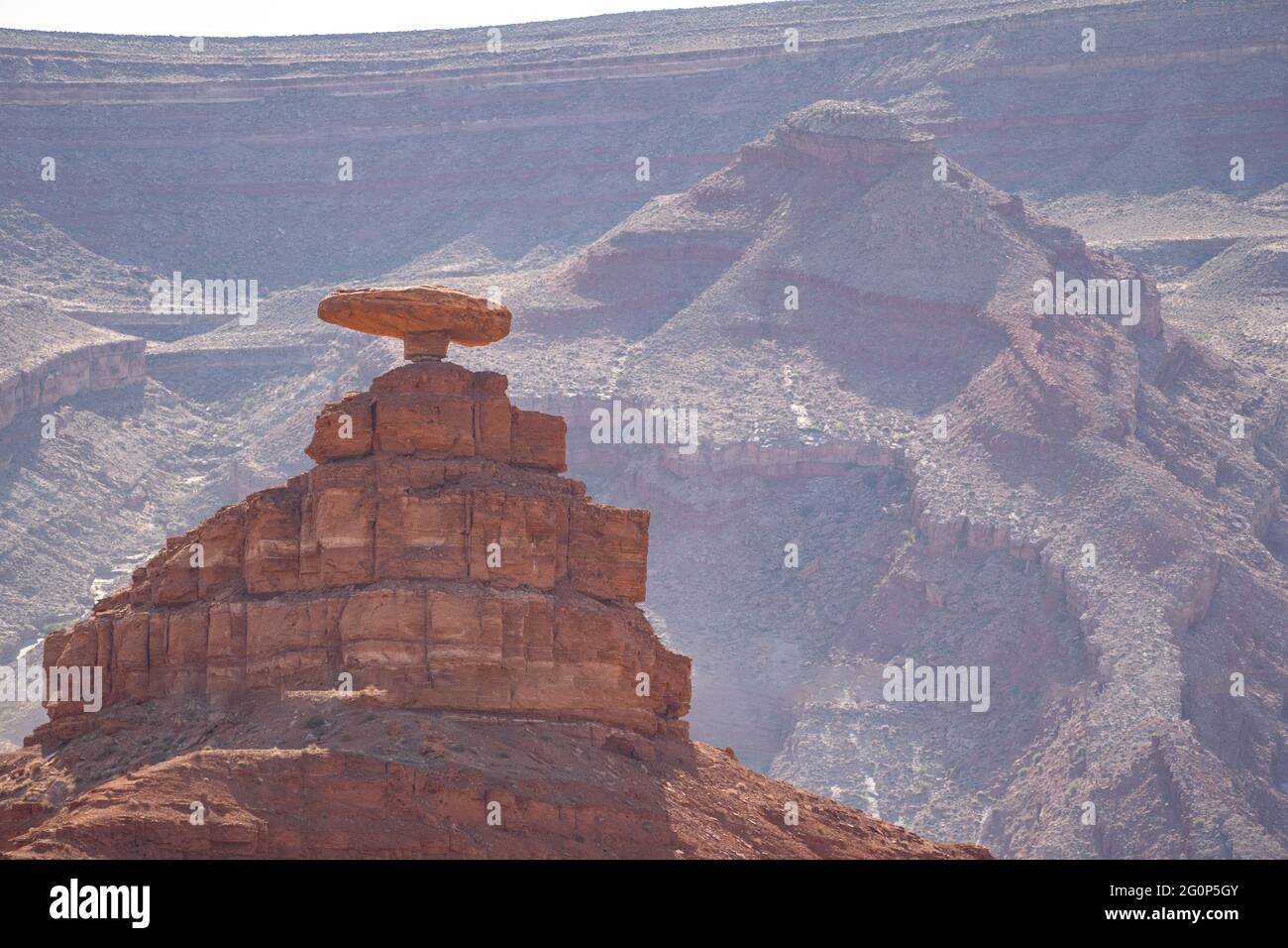 Mexican Hat Rock formation dans l'Utah, un rocher équilibré situé dans la région de four Corners Banque D'Images