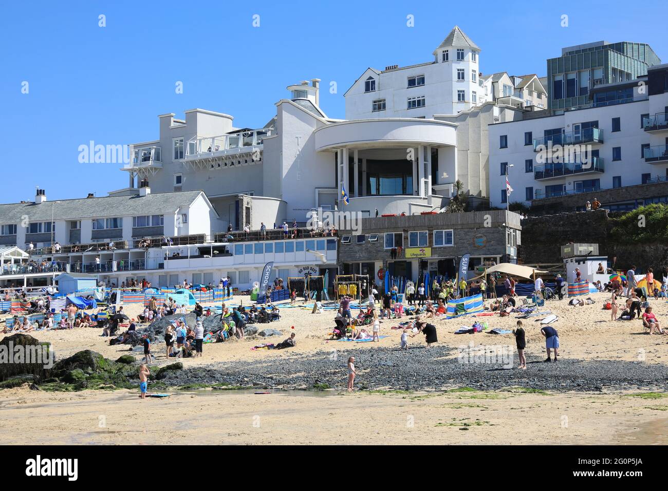 Tate St Ives sur la célèbre plage de Porthmeor, à Cornwall, Royaume-Uni Banque D'Images