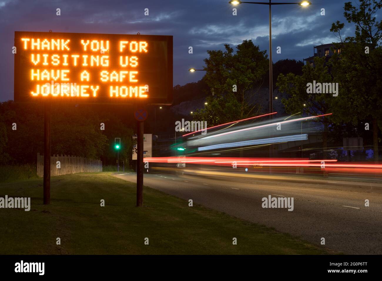 Message de trafic numérique, 'ayez un voyage sûr à la maison' , Kent, Angleterre Banque D'Images