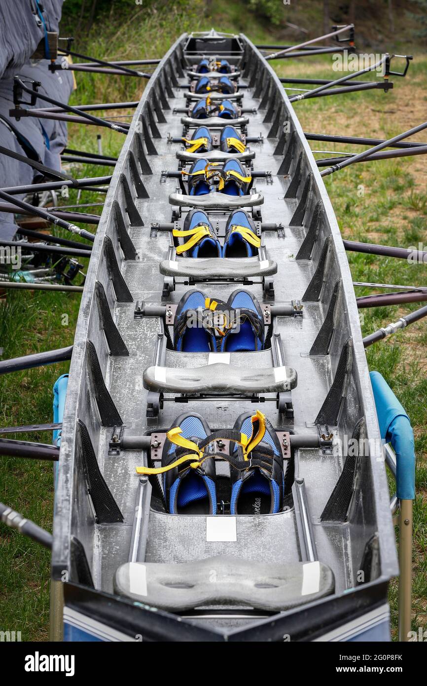 L'intérieur d'un bateau à voilure vide avec les chaussures en place par le lac Fernan à coeur d'Alene, Idaho. Banque D'Images