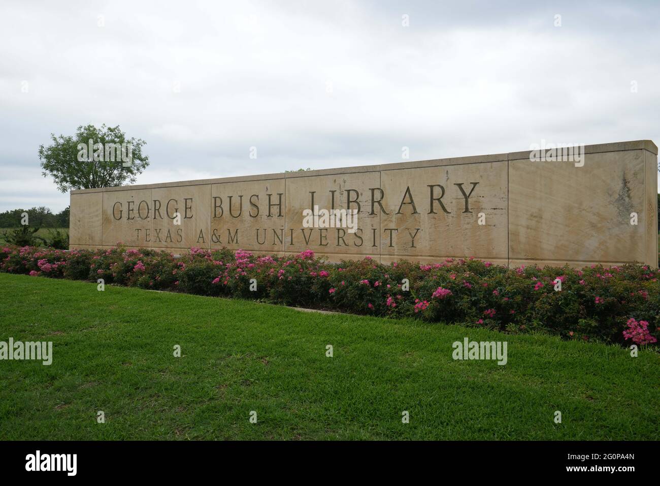 Un panneau à l'entrée de la bibliothèque présidentielle et du musée George Bush, dimanche 30 mai 2021, à College Station, Texte Banque D'Images