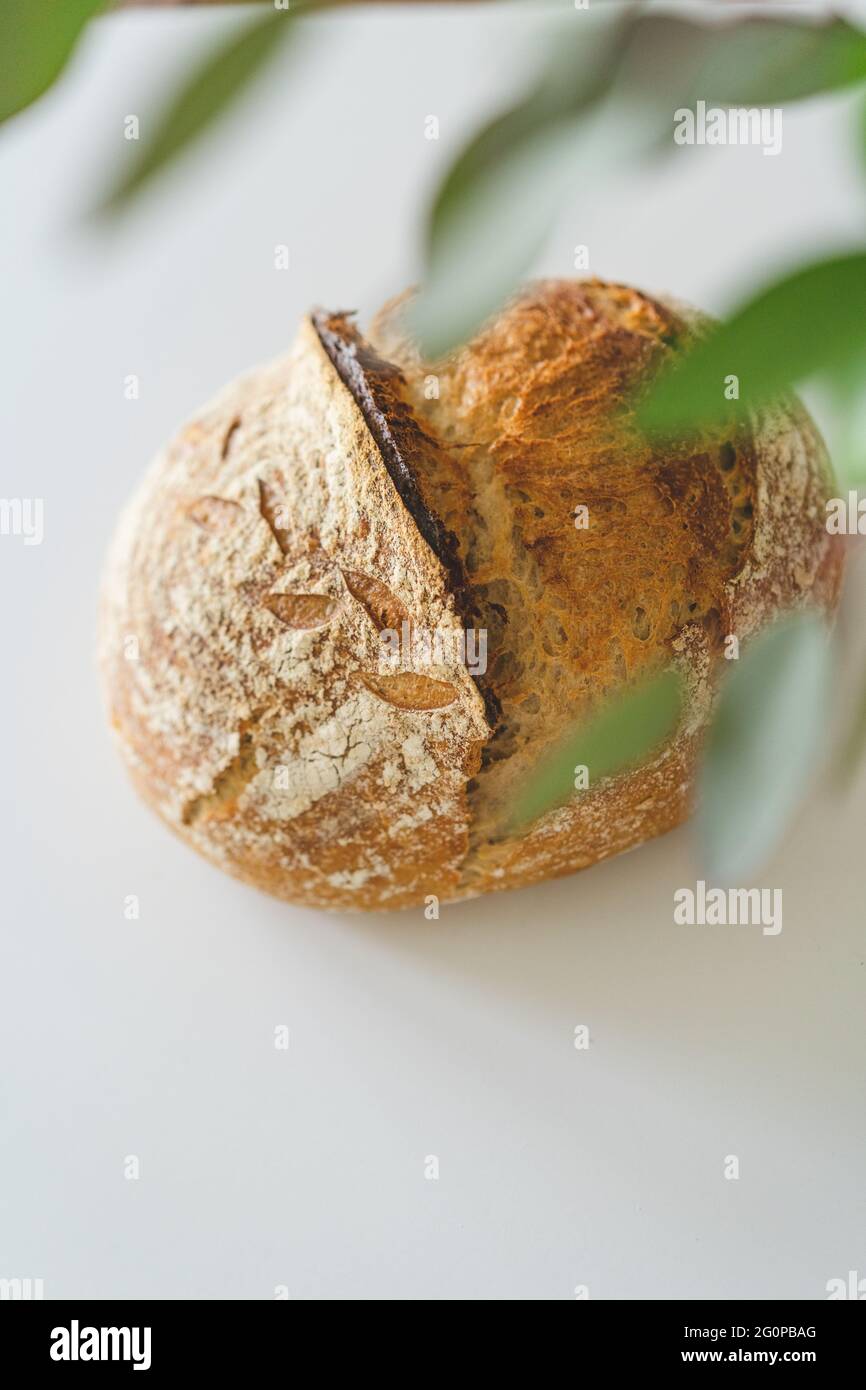 Pain au levain image pain artisanal pain sur fond blanc avec des feuilles floues concept de cuisson Banque D'Images
