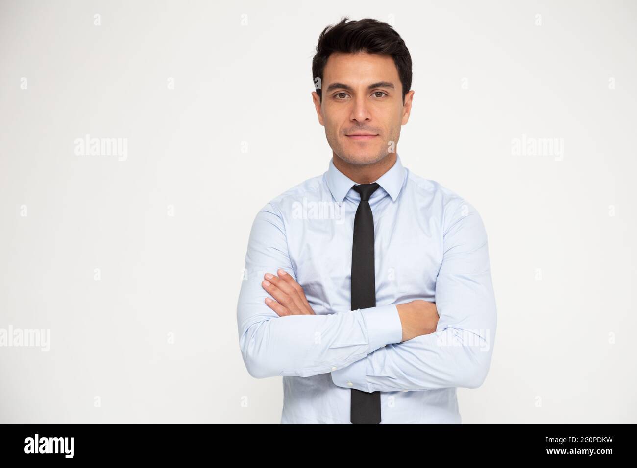 Portrait d'homme d'affaires avec bras croisés isolé sur fond blanc, regardant le concept de caméra Banque D'Images