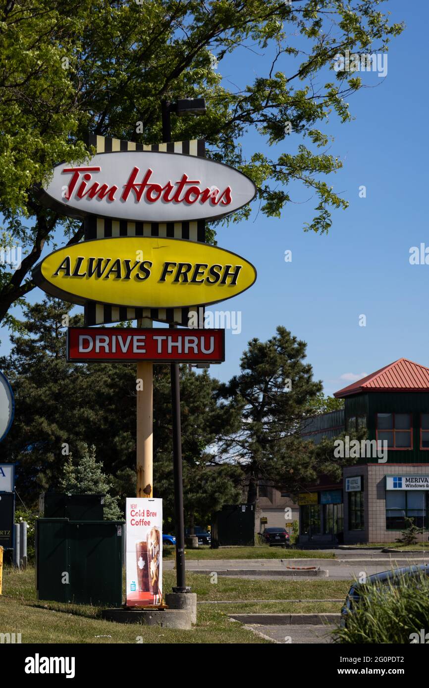 Ottawa, Ontario, Canada - le 31 mai 2021 : une affiche de restaurant Tim Hortons « toujours frais » classique annonçant un drive dans un magasin de franchise sur Meriv Banque D'Images