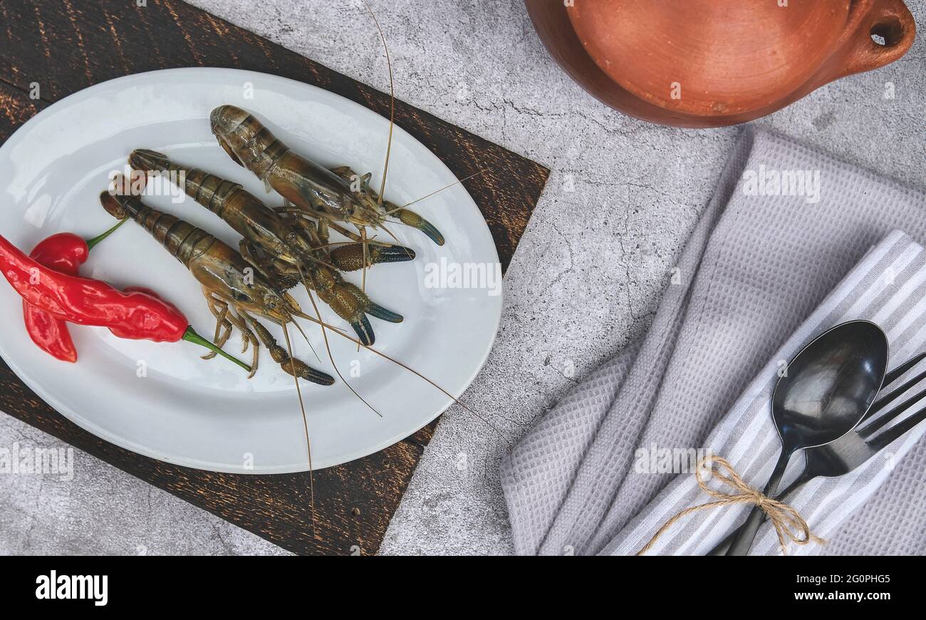 Nourriture péruvienne: Ingrédients pour préparer du savon de chupe, crevettes de rivière. Mise au point sélective Banque D'Images