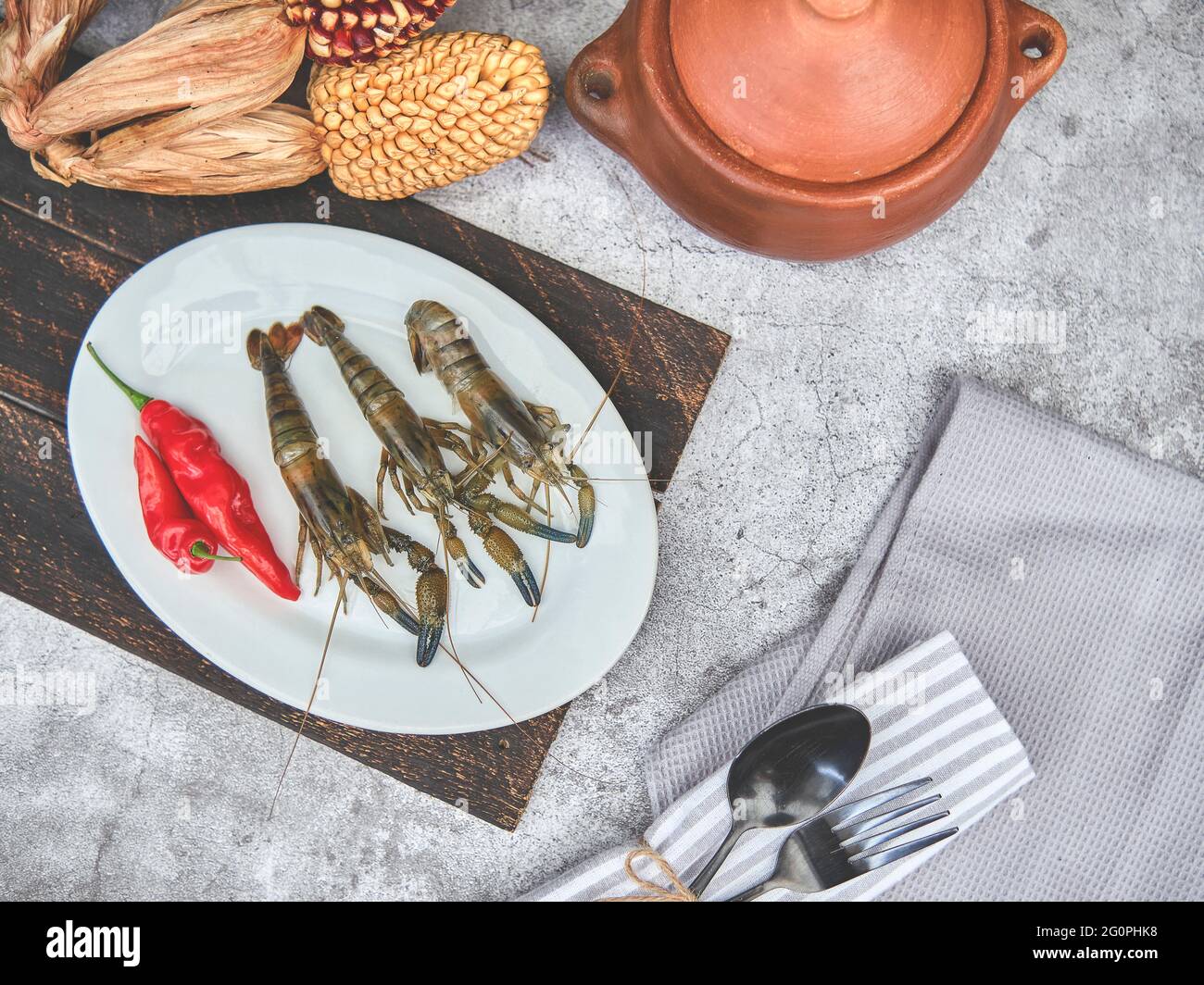 Nourriture péruvienne: Ingrédients pour préparer du savon de chupe, crevettes de rivière. Mise au point sélective Banque D'Images