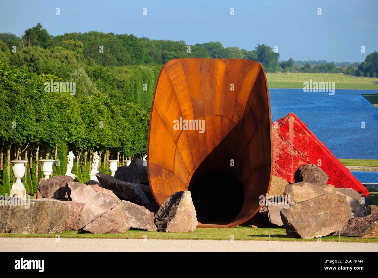 FRANCE, YVELINES (78) DOMAINE DE VERSAILLES, EXPOSITION 2015, SCULPTURE DIRTY CORNER 2011-2015 PAR ANISH KAPOOR, EN ARRIÈRE-PLAN LE GRAND CANAL Banque D'Images