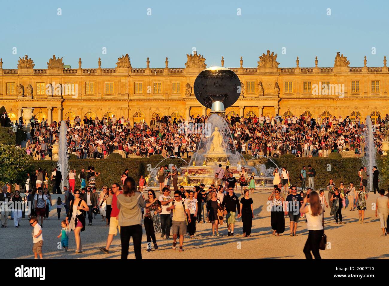 FRANCE, YVELINES (78) DOMAINE DE VERSAILLES, LE CHÂTEAU, LES JARDINS ET LA FONTAINE DE LATONA, EXPOSITION 2015, MIROIR DE SCULPTURE D'ANISH KAPOOR Banque D'Images