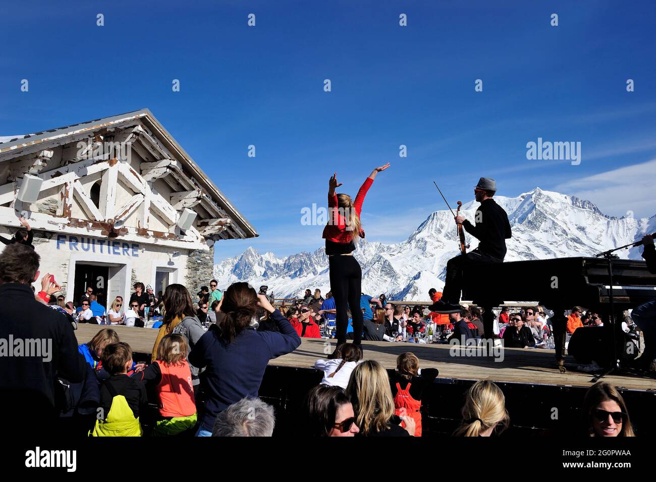 FRANCE, HAUTE-SAVOIE (74) STATION DE SKI DE MEGÈVE ET SAINT-GERVAIS-MONT-BLANC, RESTAURANT DE MONTAGNE LA FRUITIERE ET BAR-SALON LA FOLIE DOUCE, SITUÉ SUR LE S Banque D'Images