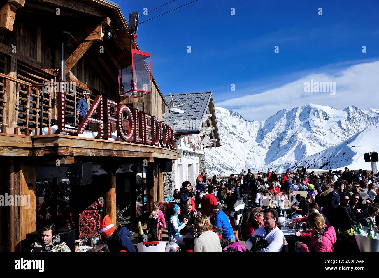 FRANCE, HAUTE-SAVOIE (74) STATION DE SKI DE MEGÈVE ET SAINT-GERVAIS-MONT-BLANC, RESTAURANT DE MONTAGNE LA FRUITIERE ET BAR-SALON LA FOLIE DOUCE, SITUÉ SUR LE S Banque D'Images