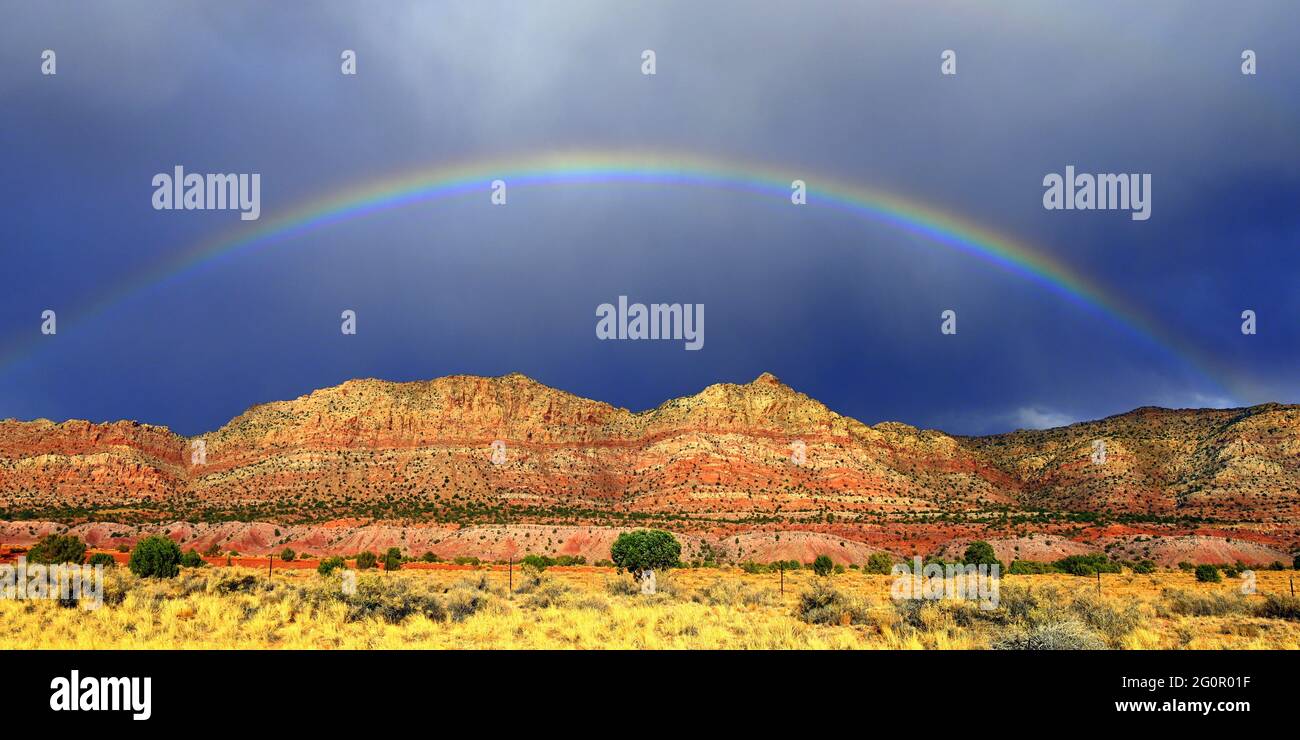 ÉTATS-UNIS ; COMTÉ DE COCONINO, ARIZONA ; ARC-EN-CIEL APRÈS UNE TEMPÊTE ; HORS ROUTE 89A PRÈS DE MARBLE CANYON Banque D'Images