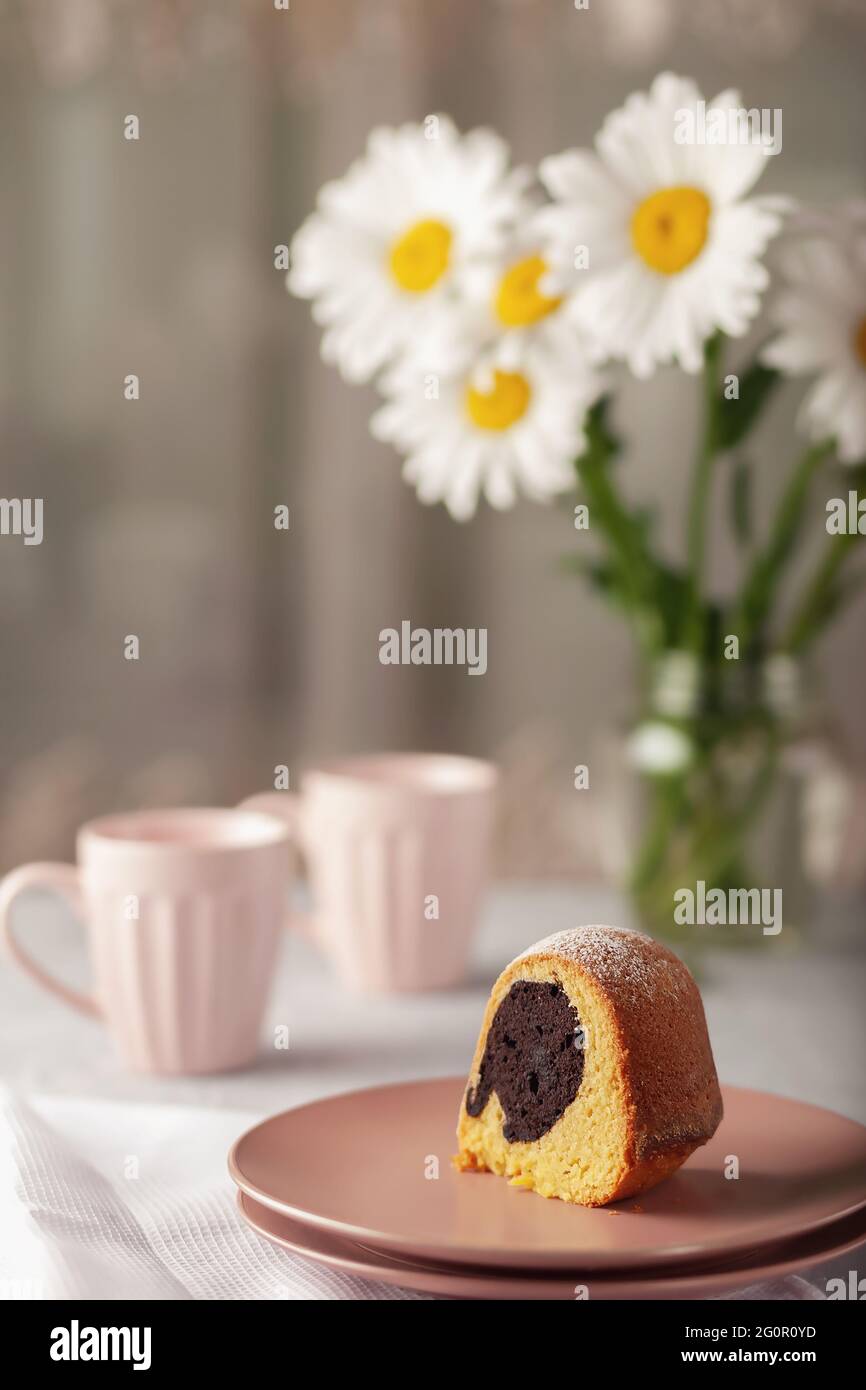 Gateau Rond Avec Un Trou Sur Un Plat Blanc Arrose De Sucre En Poudre Photo Stock Alamy Gateau Rond Avec Un Trou Sur Un Plat Blanc Arrose De Sucre En Poudre Photo Stock Alamy