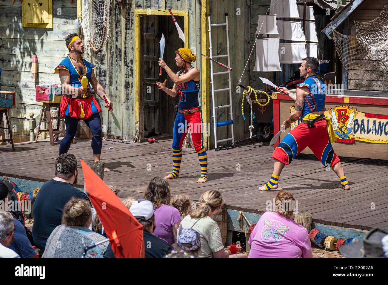 L'interprète Margret Ebert est positionné de manière précise entre les couteaux jetés dans le spectacle de jonglage à peine équilibré du Georgia Renaissance Festival. Banque D'Images