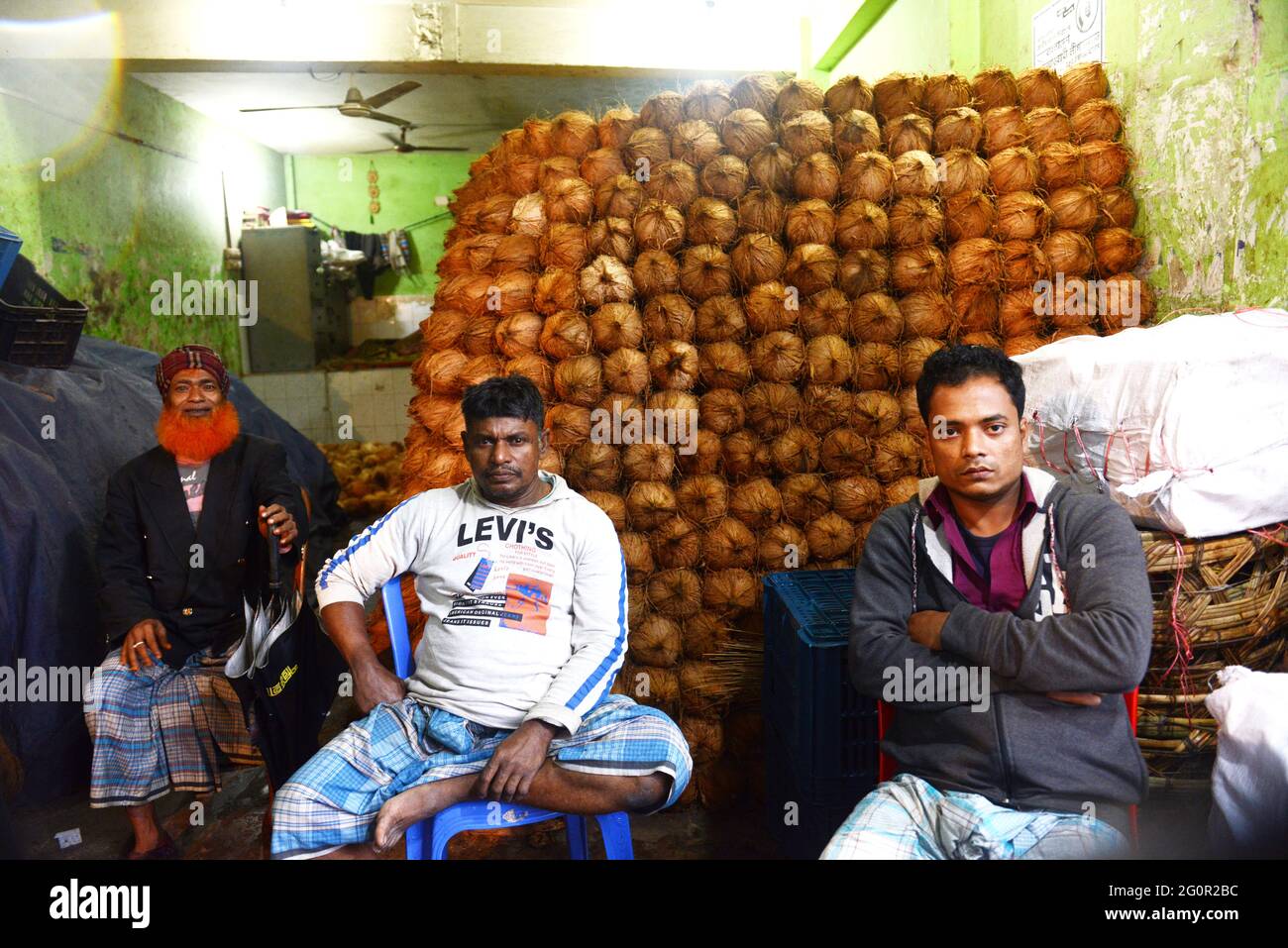 Vendeurs de noix de coco au bazar Karwan à Dhaka, Bangladesh. Banque D'Images