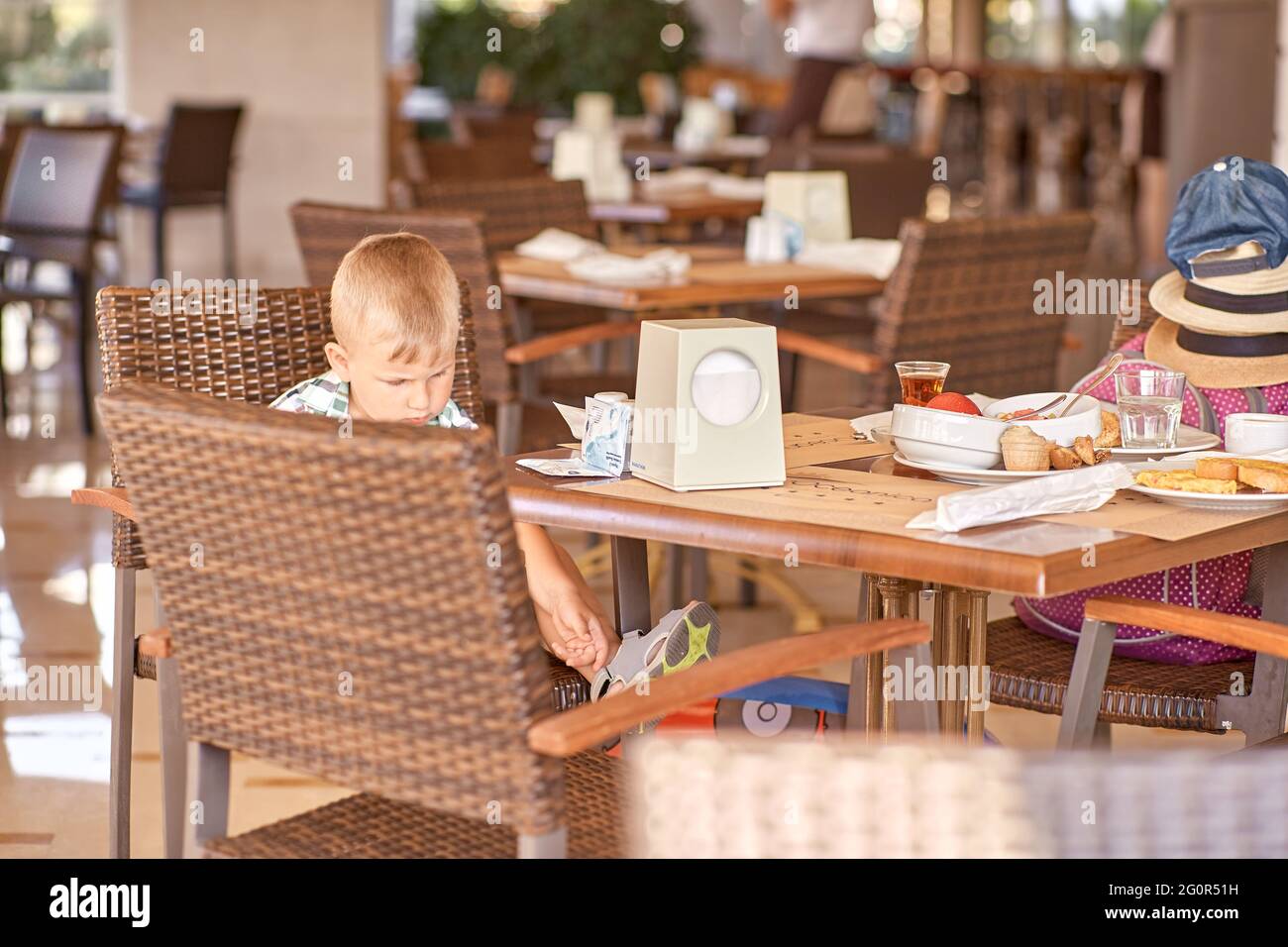 Kemer, Turquie - Mai, 21:Toddler dans un restaurant prenant son petit déjeuner. Banque D'Images