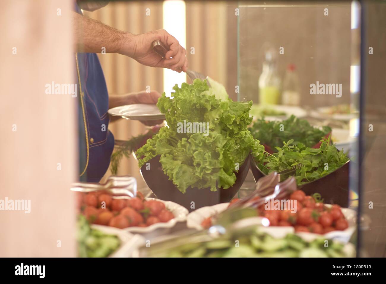 Restaurant tout compris, repas tout compris : un grand assortiment de plats pour différents goûts. Type populaire de service de nourriture pendant la saison des fêtes. Photo de haute qualité Banque D'Images