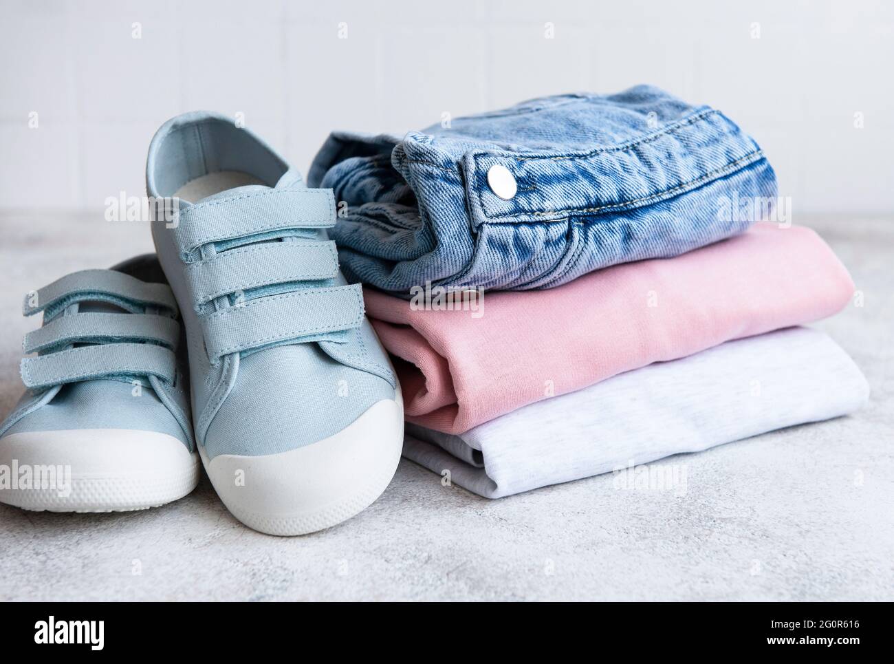 Ensemble de v tements pour enfants. Le concept de l achat en ligne