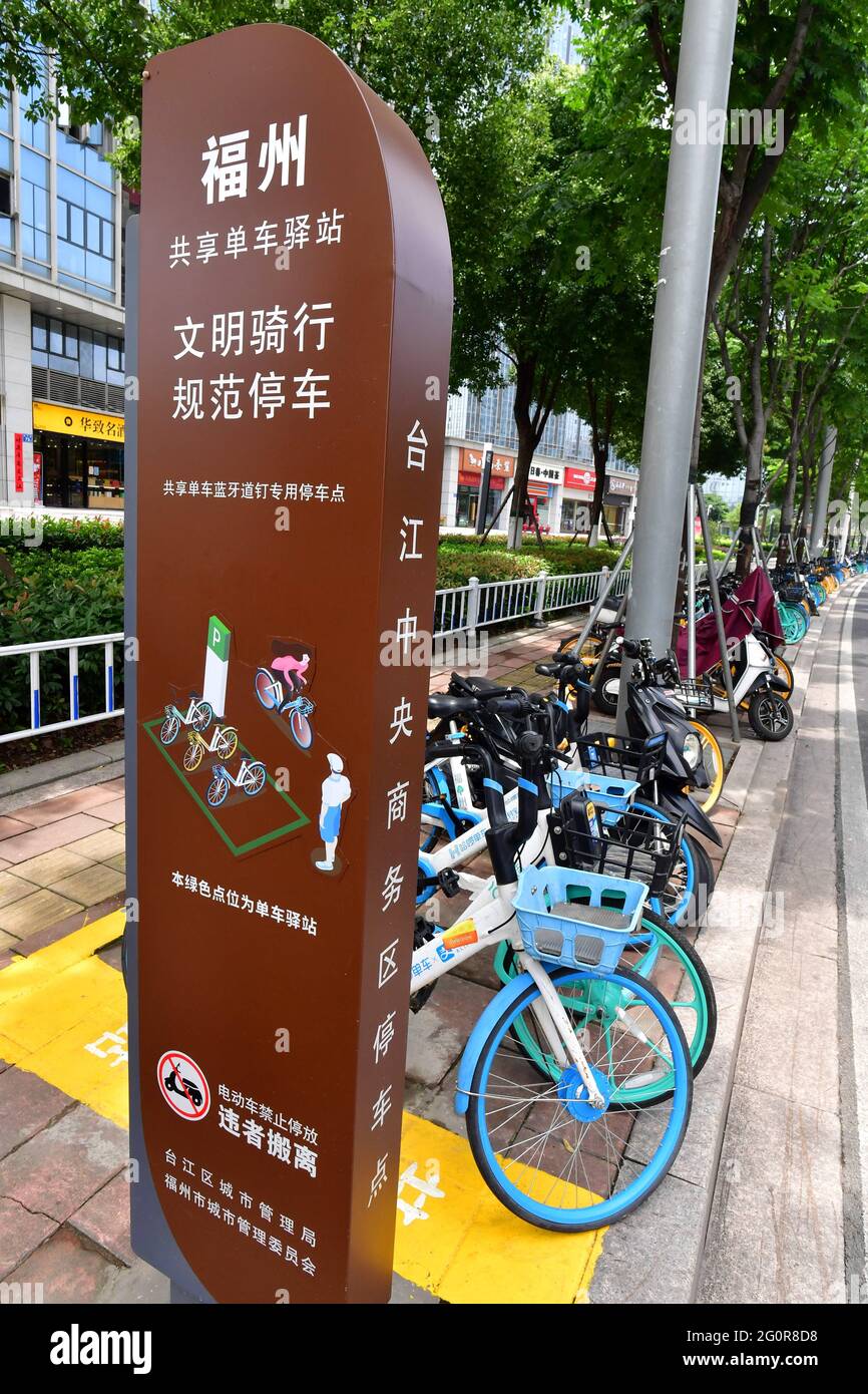 Fuzhou, Chine. 02 juin 2021. Le pic de route bluetooth est installé à côté de la station de vélo-partage pour surveiller les gens de mettre les vélos au bon endroit à Fuzhou, Fujian, Chine le 02 juin 2021.(photo par TPG/cnspotos) crédit: TopPhoto/Alay Live News Banque D'Images