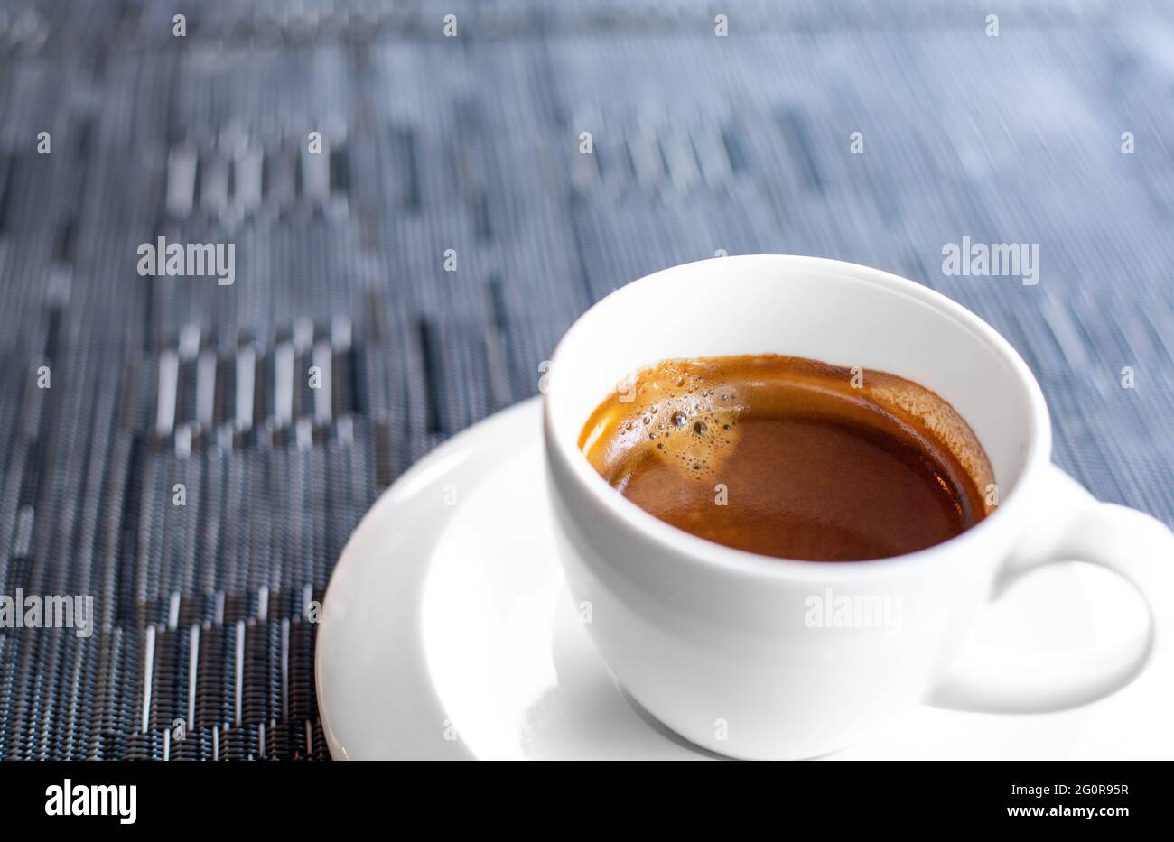 café américano frais sur table avec restaurant ou salle de cuisine de la station naturelle avec espace copie pour le concept d'affaires, de nourriture et de mode de vie Banque D'Images