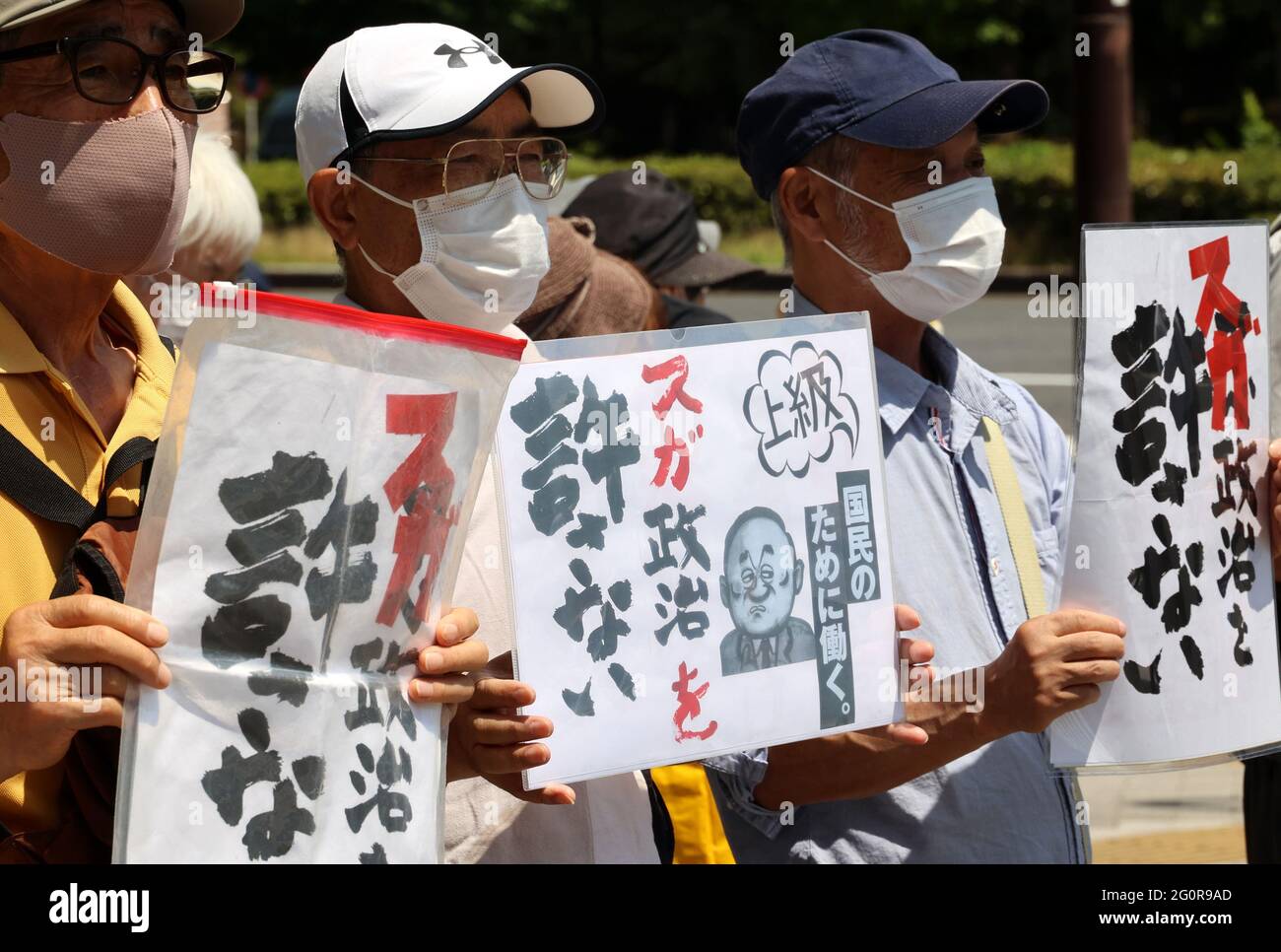 Tokyo, Japon. 3 juin 2021. Quelque 100 manifestants tiennent des pancartes pour dénoncer le Premier ministre japonais Yoshihide Suga devant le bâtiment de la Diète à Tokyo, le jeudi 3 juin 2021. Credit: Yoshio Tsunoda/AFLO/Alay Live News Banque D'Images