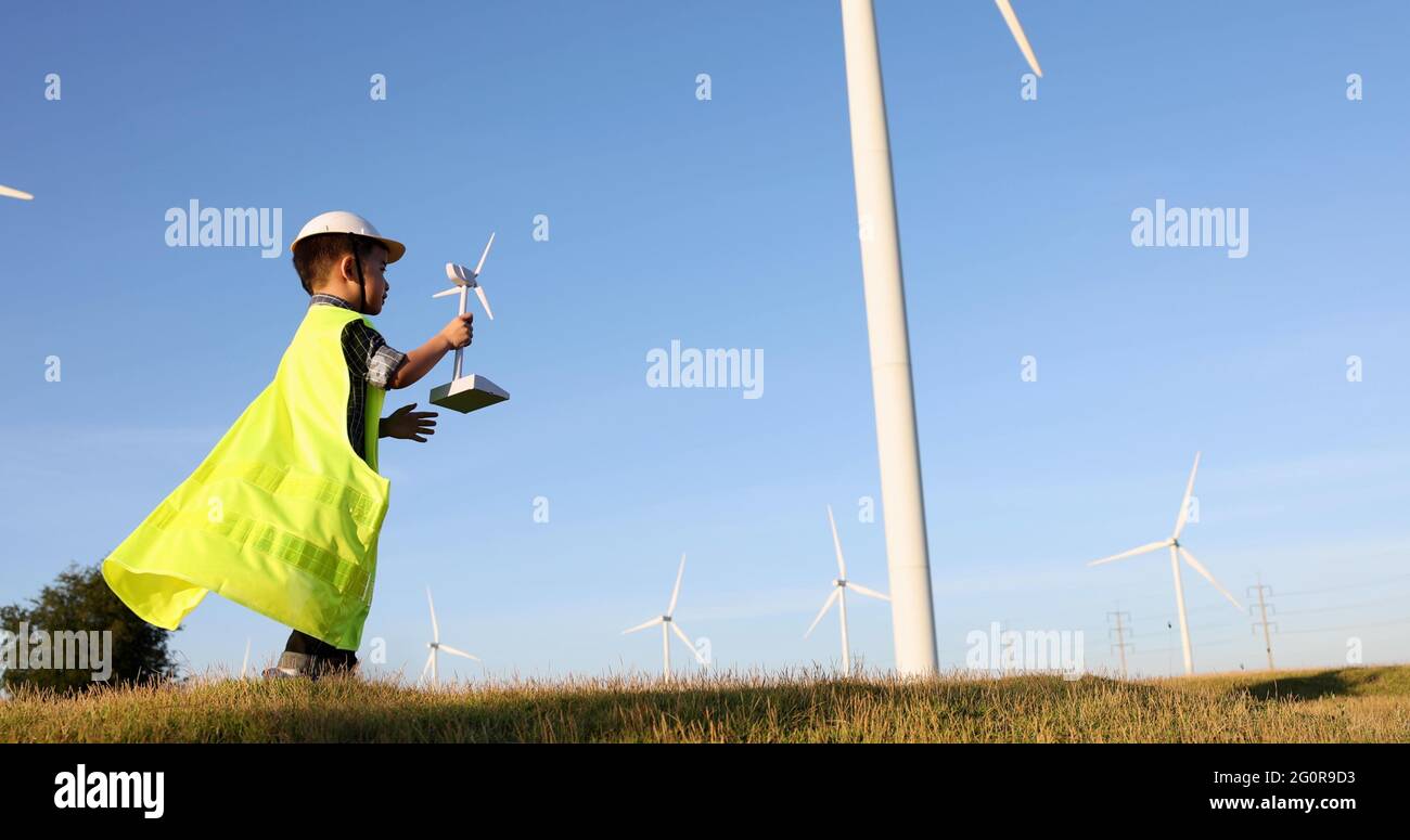 Asiatique petit garçon veut être un ingénieur les éoliennes, le rêve de l'enfant de l'ingénierie de l'environnement de l'énergie renouvelable concept Banque D'Images