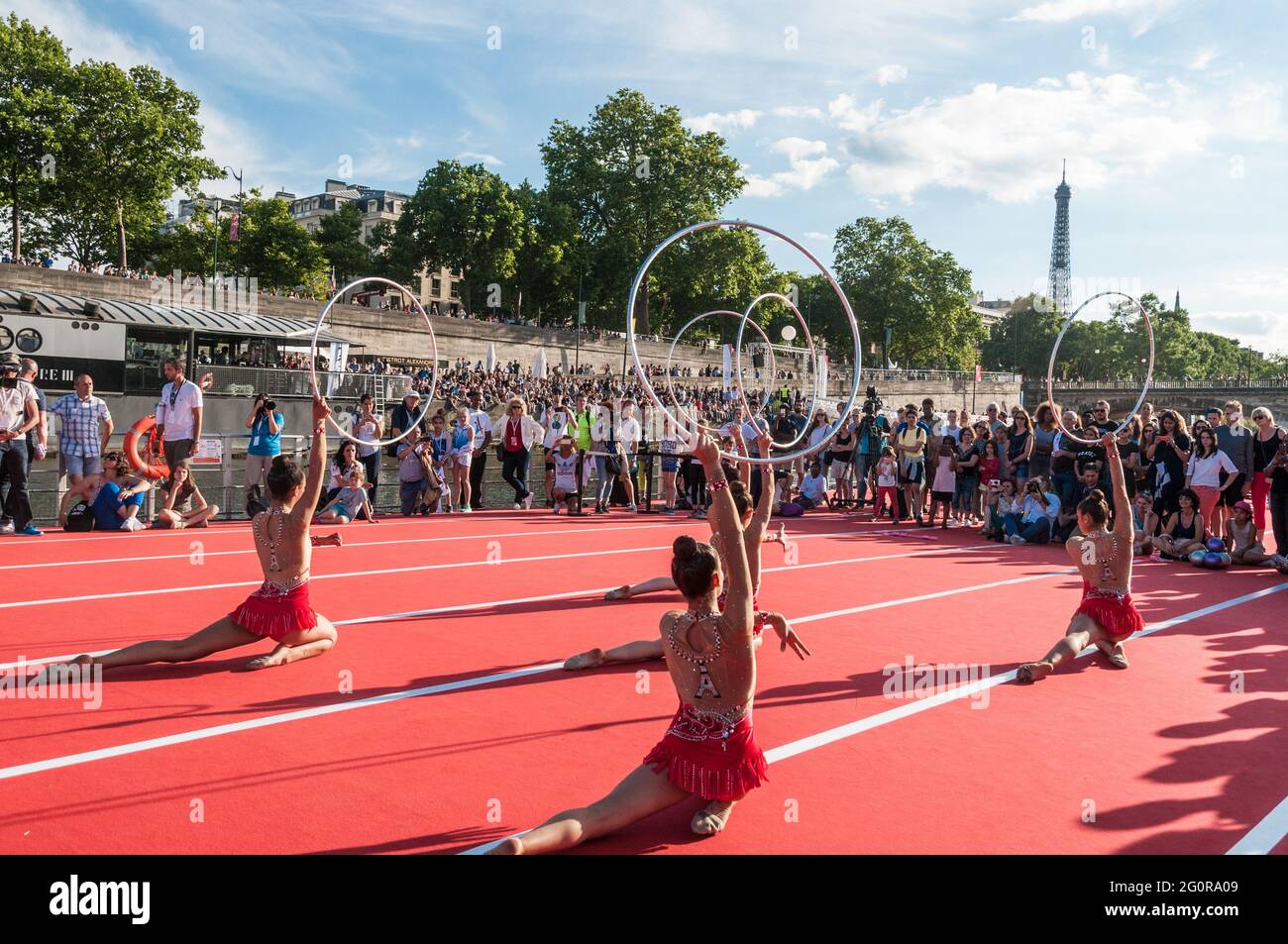 FRANCE. PARIS. ' LES JOURNÉES OLYMPIQUES AUX COULEURS DE PARIS 2024 '. DÉMONSTRATION GYMNASTTICS SUR LE SENTIER FLOTTANT, SUR LA SEINE. 2017-06-24 Banque D'Images