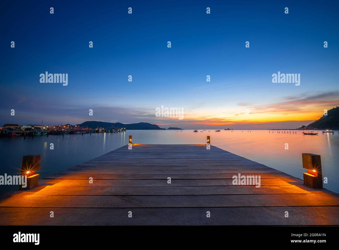 Magnifique et paradisiaque coucher de soleil vue sur le pont en bois baie de port pour le hors-bord de l'île près de Pattaya Thaïlande, détendez-vous lieu pour voyager en été dur Banque D'Images