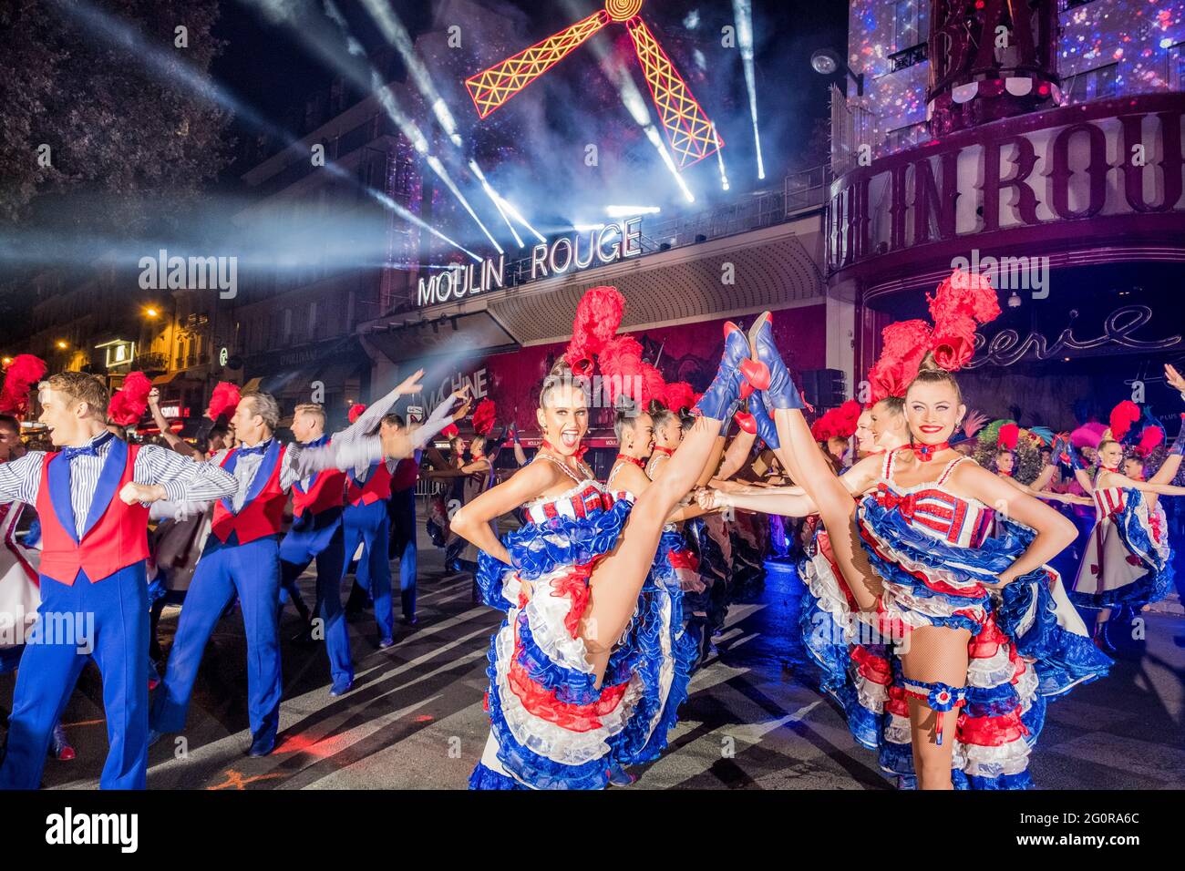 Danseuses moulin rouge cabaret paris Banque de photographies et d’images à haute résolution Alamy