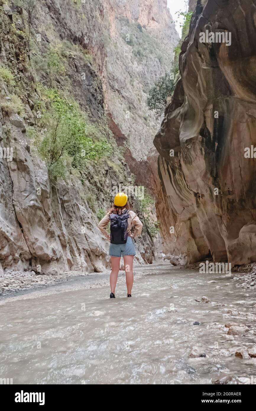 Femme touriste avec un sac à dos à explorer le Canyon de Saklikent Banque D'Images