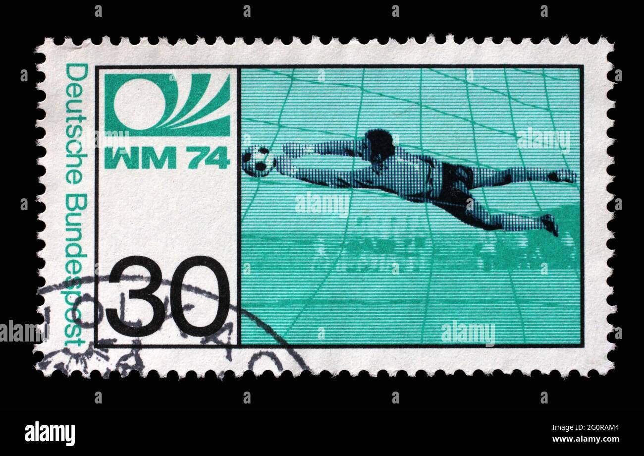 Un timbre imprimé en Allemagne montre Goalkeeper Saving Goal, championnat du monde de football en Allemagne, vers 1974 Banque D'Images