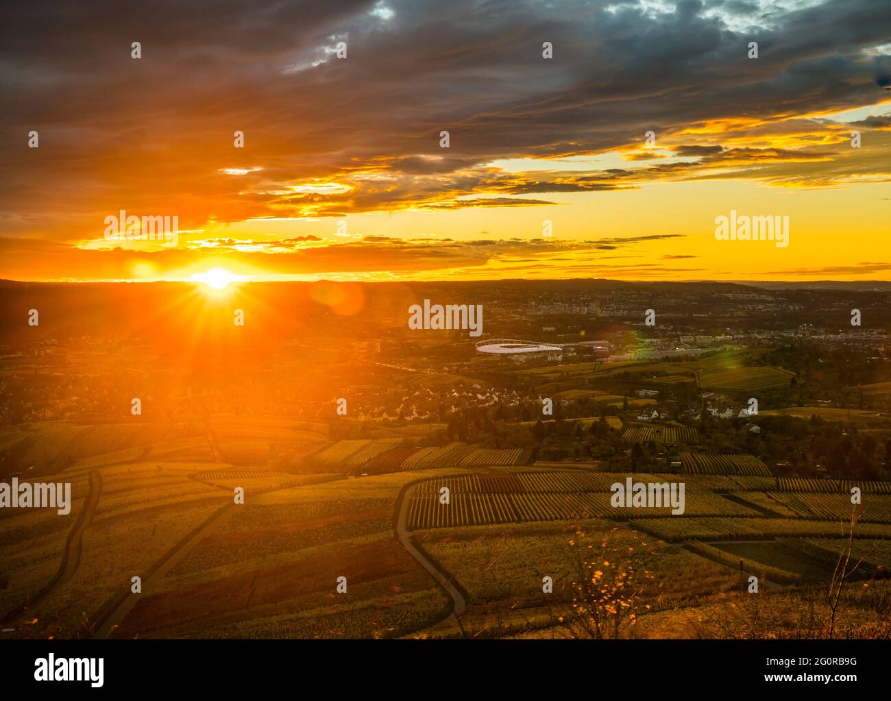 Allemagne, maisons de la ville de Stuttgart et horizon au coucher du soleil, vue aérienne au-dessus du paysage urbain et arène derrière le paysage des vignobles Banque D'Images