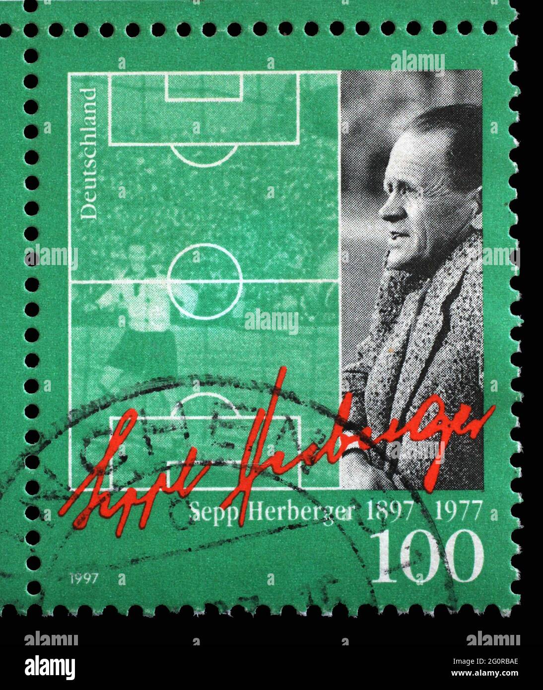 Un timbre imprimé en Allemagne montrant un portrait de l'entraîneur de l'équipe nationale de football (1936-64) Sepp Herberger avec sa signature et un terrain de football, BIRT Banque D'Images