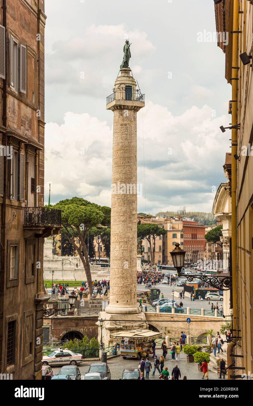 Rome, Italie. La colonne de Trajan, datant du deuxième siècle après J.-C. et commémorant la victoire de l'empereur dans la guerre de Dacian, est d'environ 38 mètres ou 125 Banque D'Images
