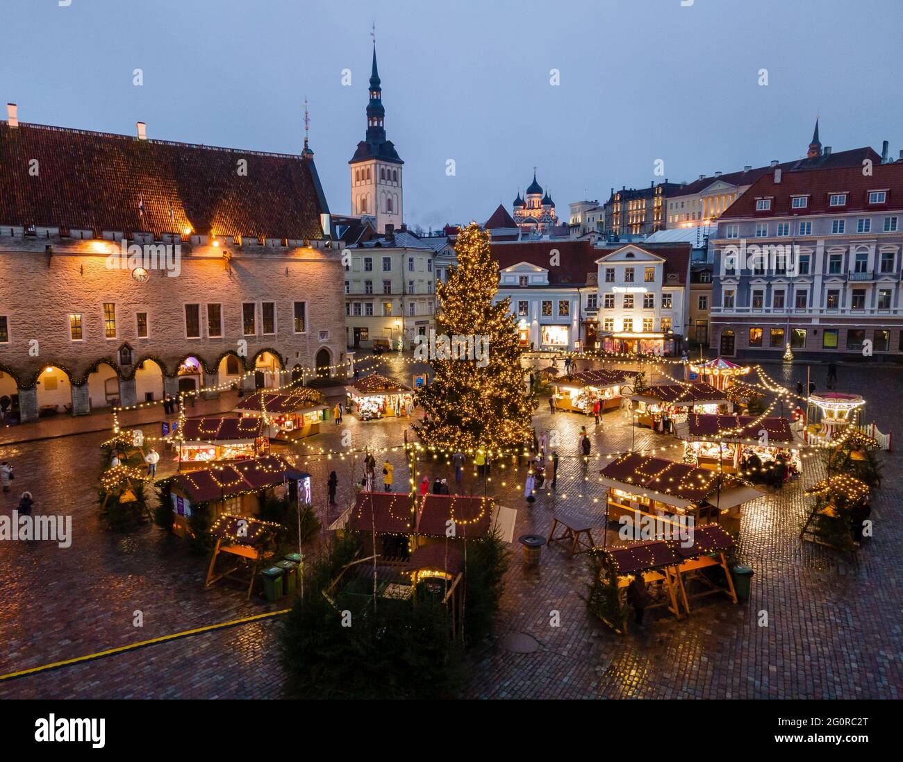 Tallinn, Estonie - décembre 17 2020 : vue aérienne du marché de Noël dans la vieille ville. Maisons médiévales avec toits rouges le soir Banque D'Images