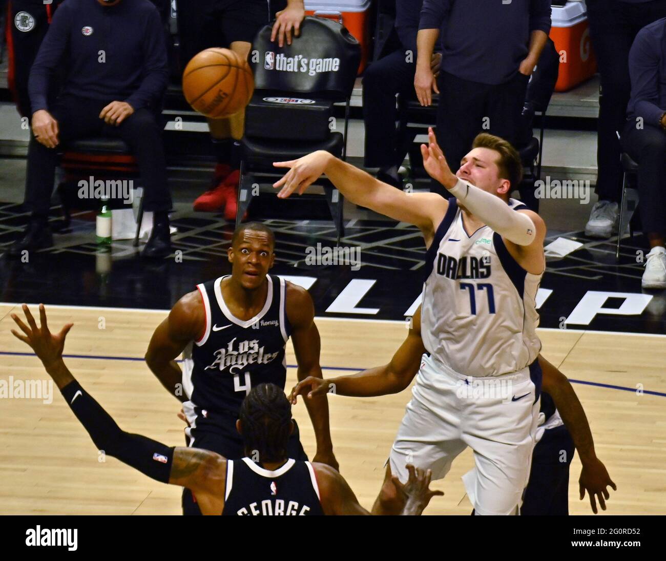 Los Angeles, États-Unis. 03ème juin 2021. La garde de Dallas Mavericks Luka Doncic (77) passe devant Paul George (33), le joueur des Los Angeles Clippers, lors du quatrième trimestre de la partie 5 de leur série de éliminatoires « le meilleur des sept » au Staples Center de Los Angeles, le mercredi 2 juin 2021. Les Clippers ont perdu à Dallas 105-100, leurs ambitions de championnat sont suspendues pour la vie chère derrière 3-2 dans la série, avec le jeu 6 à venir vendredi à Dallas. Photo de Jim Ruymen/UPI crédit: UPI/Alay Live News Banque D'Images