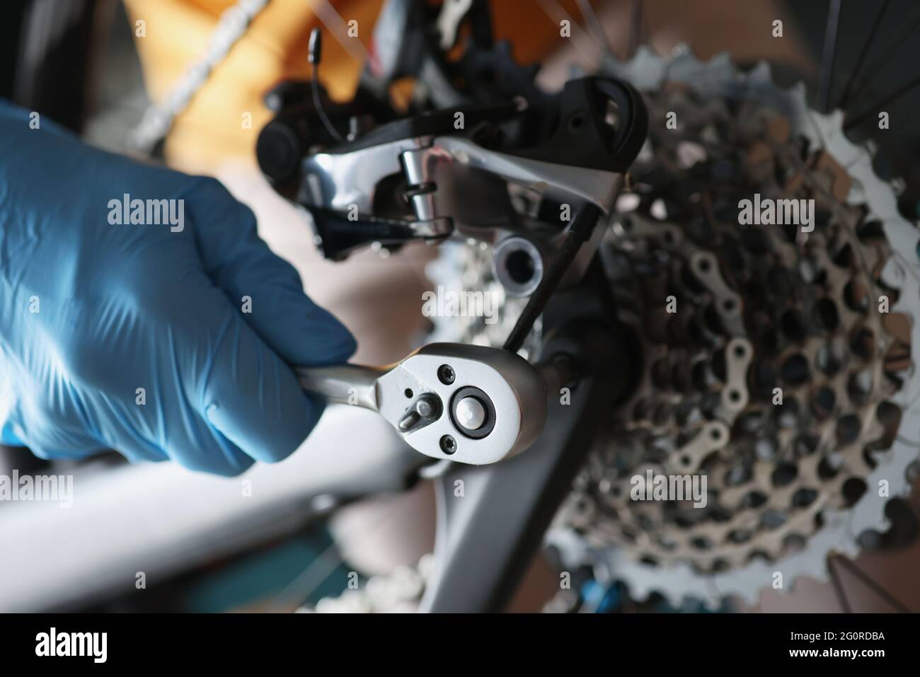 Mécanicien travaillant dans un atelier de réparation de vélos, mécanicien réparant des vélos Banque D'Images
