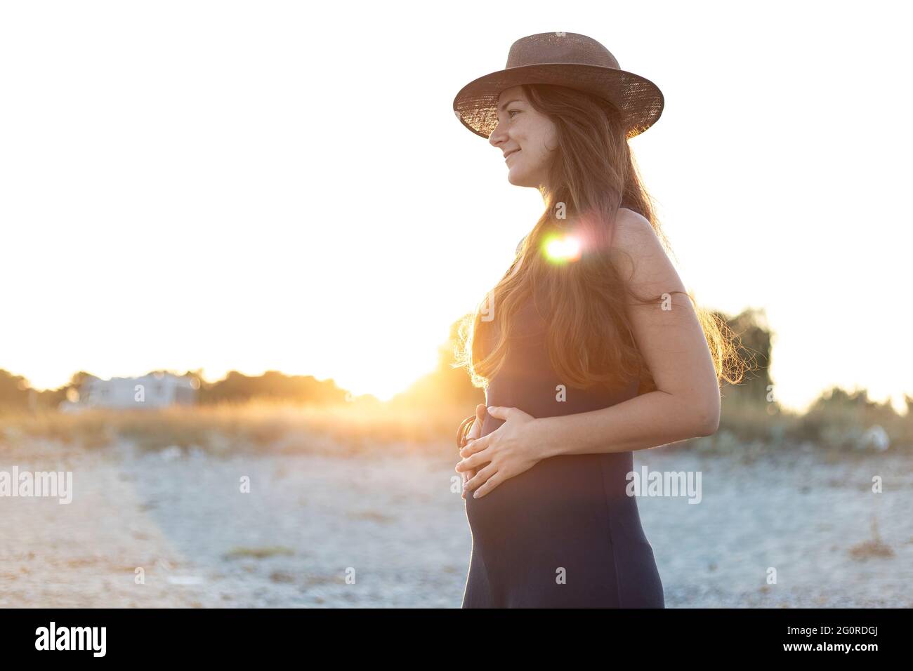 Vue d'une jeune femme enceinte en début de mois à la plage. Mise au point douce Banque D'Images