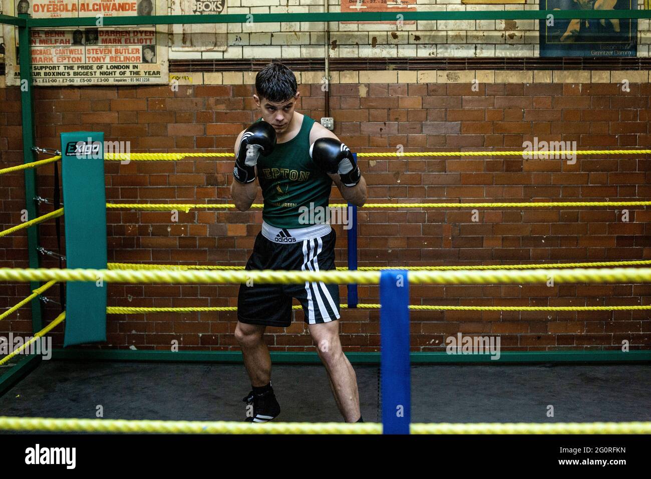 Jeune homme sportif se préparant aux compétitions de boxe, à l'entraînement de défense et aux attaques dans le club de boxe. Banque D'Images