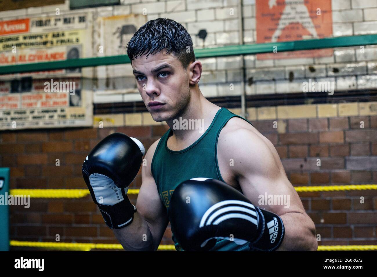 Jeune homme sportif se préparant aux compétitions de boxe, à l'entraînement de défense et aux attaques dans le club de boxe. Banque D'Images