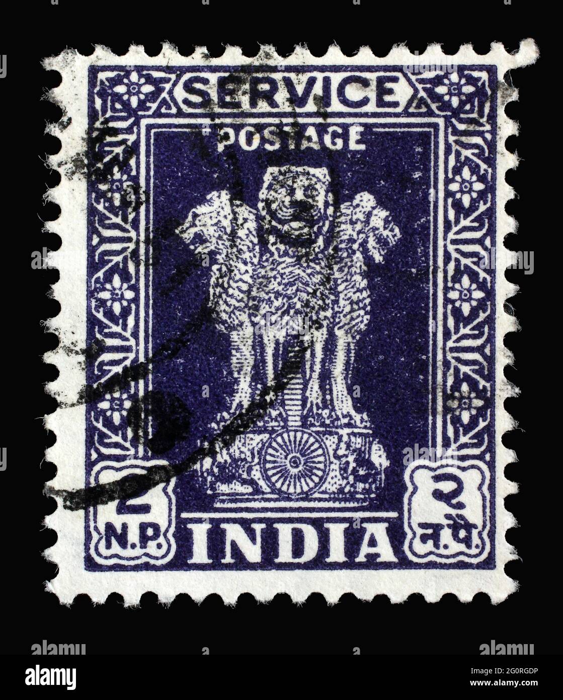 Timbre imprimé en Inde montre la capitale du lion du pilier Ashoka de Sarnath, emblème national de l'Inde, vers 1957 Banque D'Images