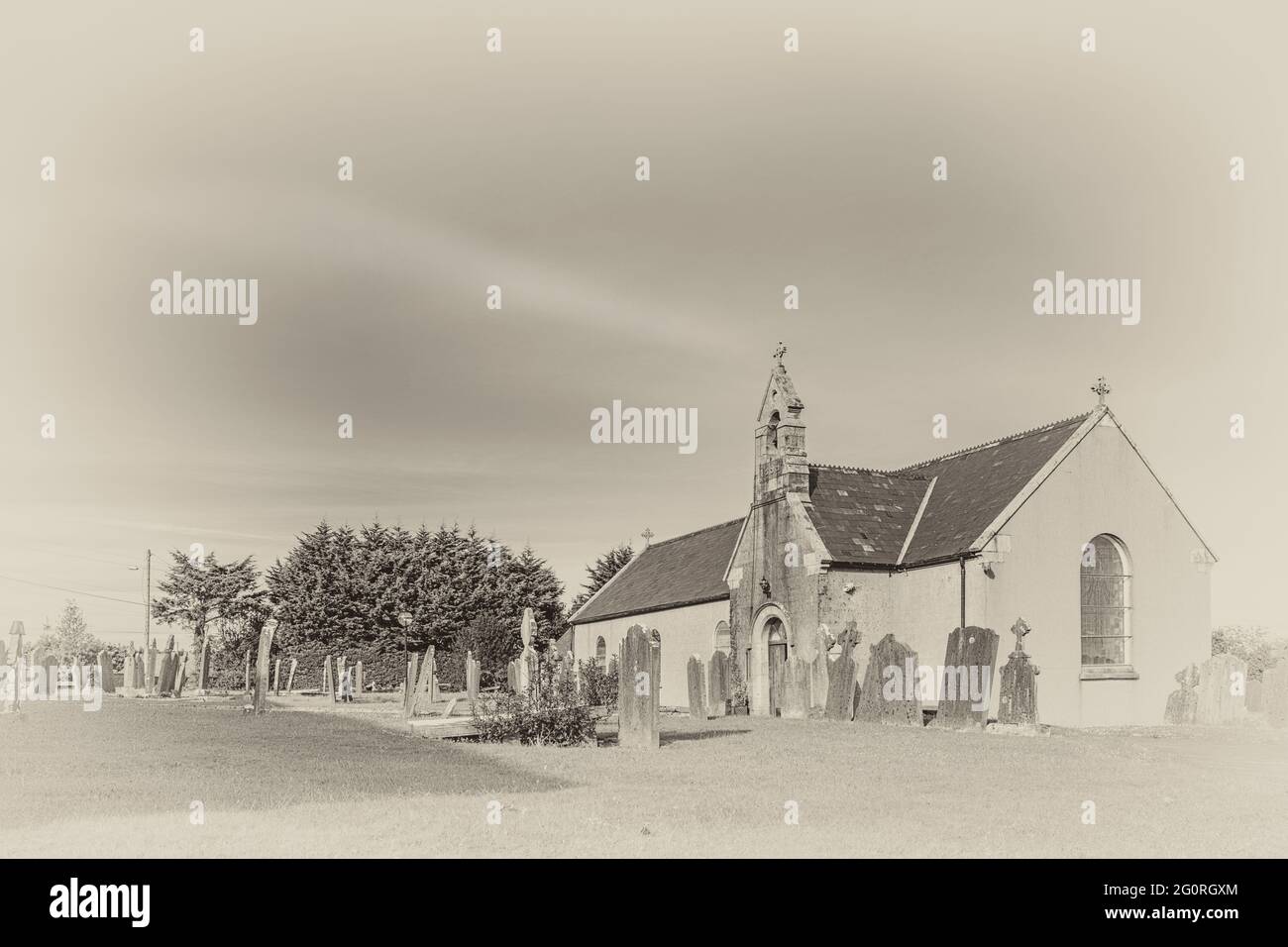 Église irlandaise et ancien cimetière. Église catholique de notre-Dame de la Nativité dans le village de Ballyfad. Comté de Wexford. Irlande. Banque D'Images