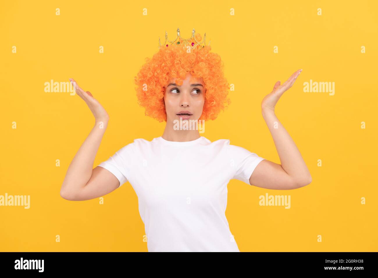Oh Mon Dieu Avril Imbeciles Jour Etre Smug Filles Fete D Anniversaire Stupefait Femme Drole Dans La Perruque Et Couronne Photo Stock Alamy