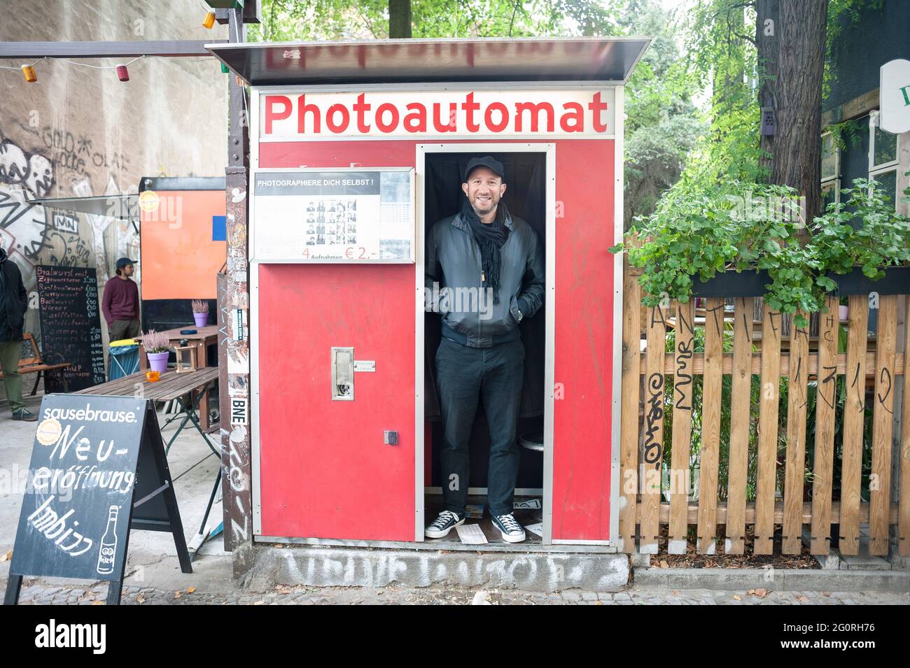 Debout devant les kiosques de photos dans la ville de Berlin Banque D'Images