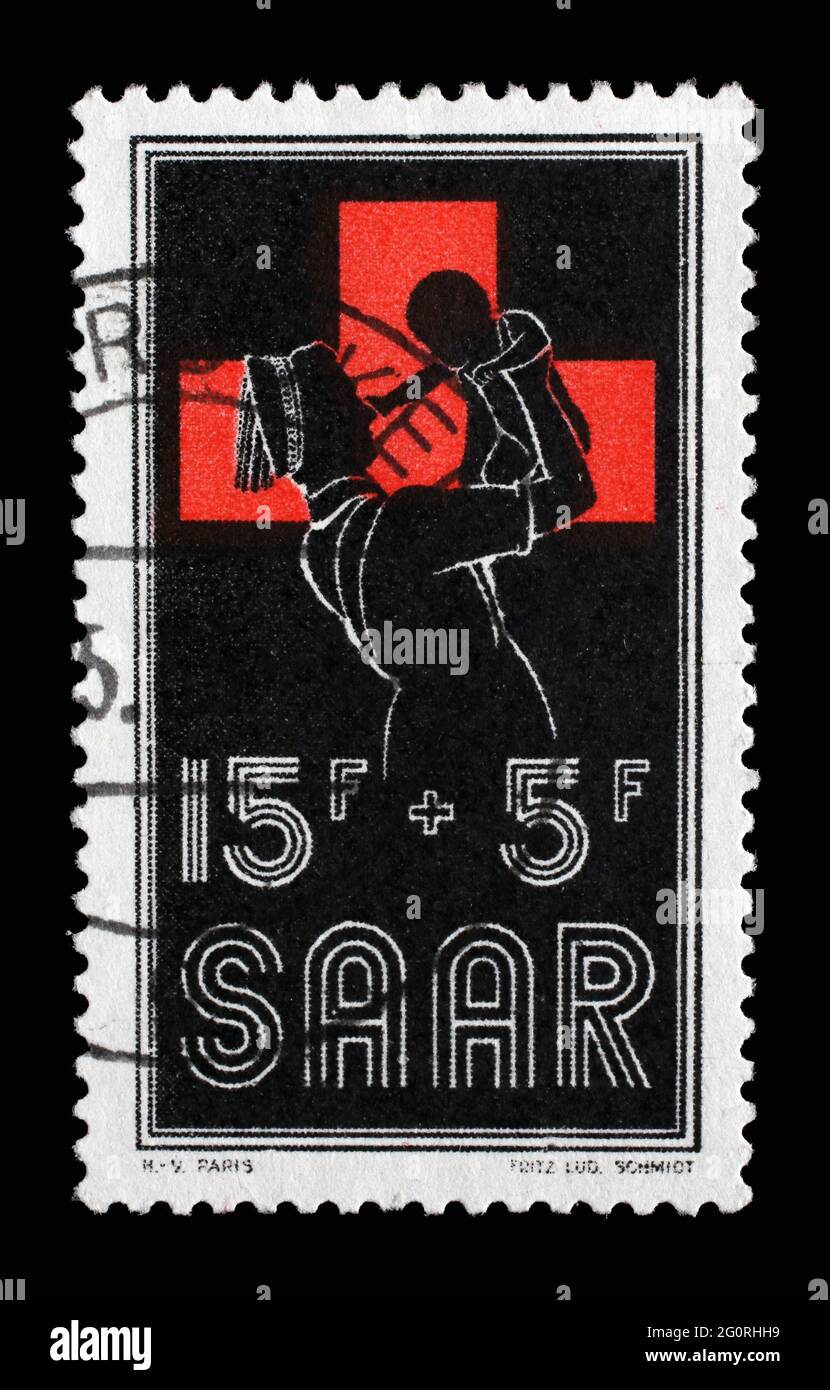 Timbre de la région de l'Allemagne Saar montre infirmier tenant bébé, vers 1955 Banque D'Images