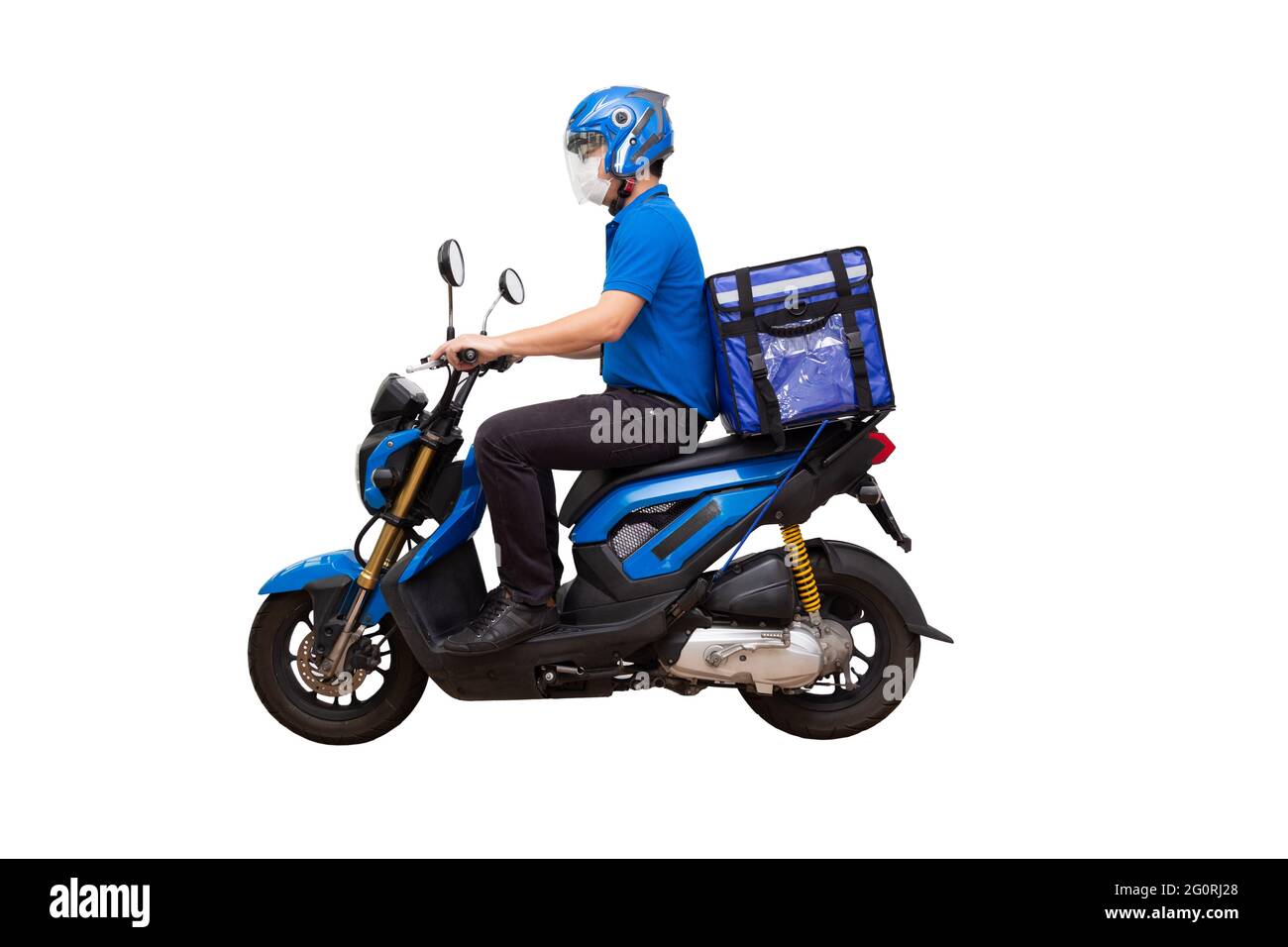 Le liveur porte une moto bleue uniforme et une boîte de livraison. Moto fournissant la nourriture ou le service express colis isolé sur fond blanc Banque D'Images
