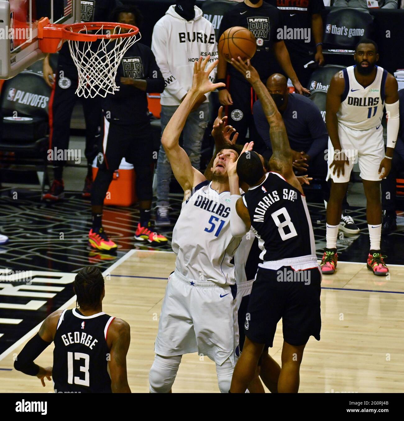 Los Angeles, États-Unis. 03ème juin 2021. Marcus Morris Sr. (8) bloque le tir du centre Dallas Mavericks Boban Marjanovic (51) au cours du troisième trimestre de la partie 5 de leur série de éliminatoires « le meilleur des sept » au Staples Center de Los Angeles, le mercredi 2 juin 2021. Les Clippers ont perdu à Dallas 105-100. Leurs ambitions de championnat sont suspendues pour la vie chère derrière 3-2 dans la série, avec le jeu 6 qui arrive vendredi à Dallas. Photo de Jim Ruymen/UPI crédit: UPI/Alay Live News Banque D'Images