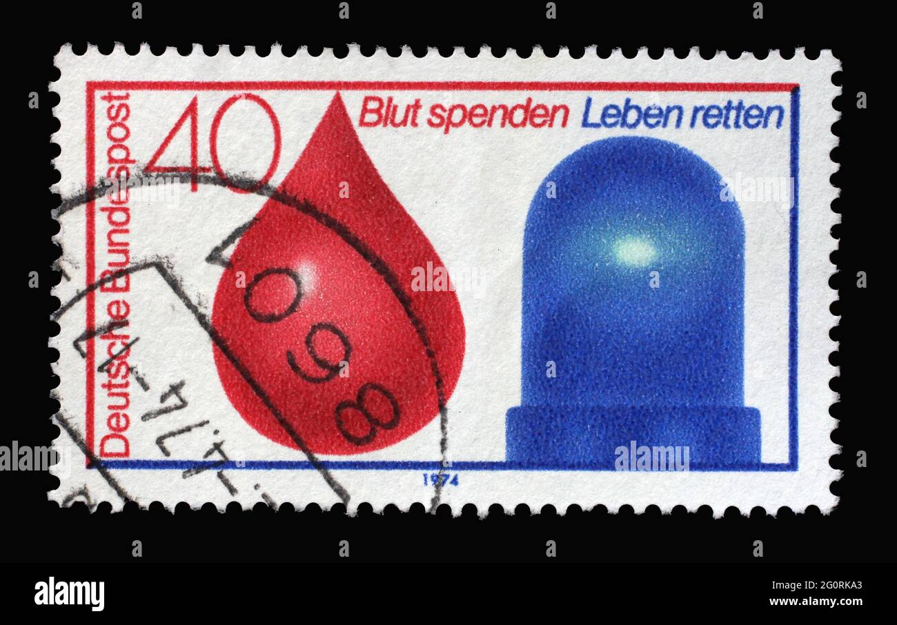 Un timbre imprimé en Allemagne montre le sang et la lumière de voiture de police, le service de don de sang en conjonction avec le service d'urgence d'accident, vers 1974 Banque D'Images