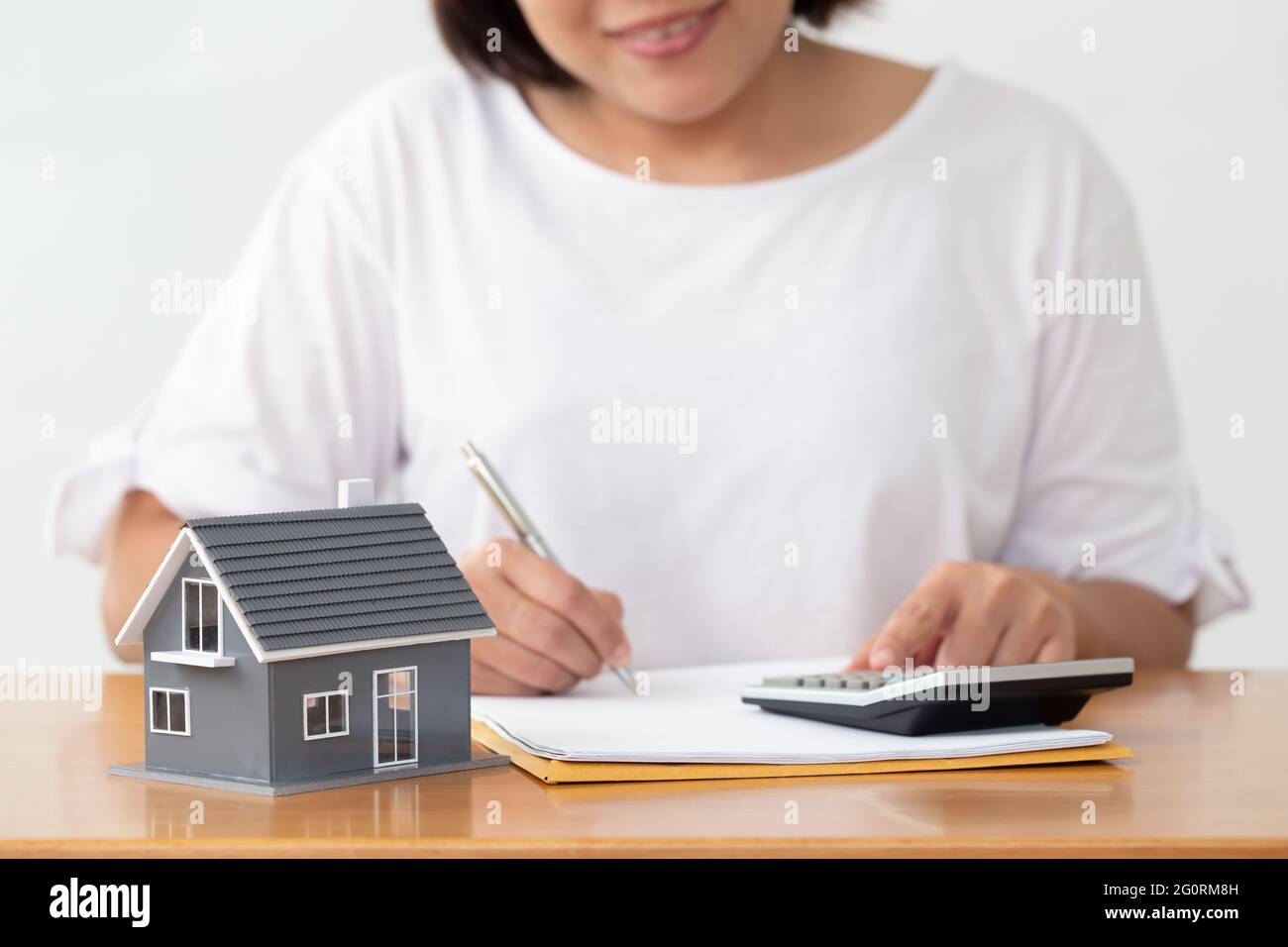 Femme préparant le dossier de documents pour le prêt à la maison et de refinancer Banque D'Images