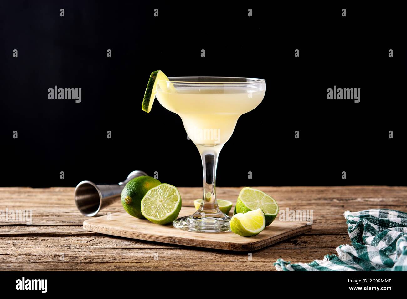 Cocktail daiquiri classique en verre sur table en bois et fond noir Banque D'Images