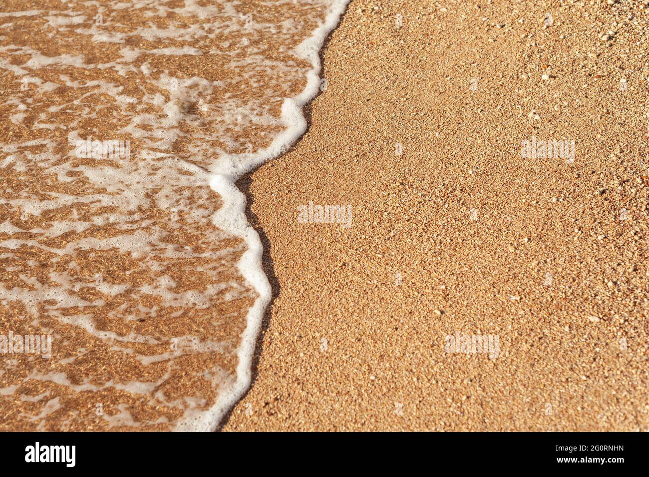 Plage sable mer Shore avec vague et blanc mousse fond d'été, vue aérienne de dessus de plage au-dessus du bord de mer avec place pour votre texte Banque D'Images